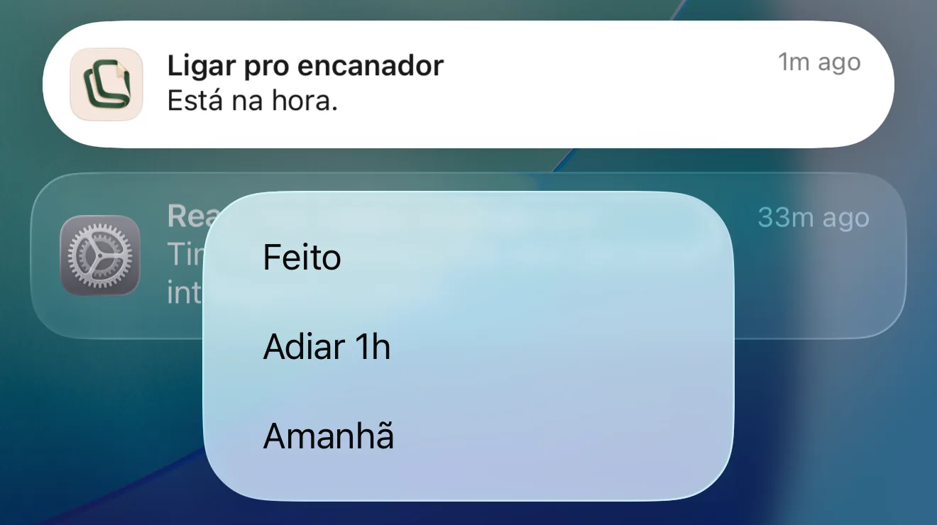 Notificação do CleverNote na tela de bloqueio, Ligar pro encanador, Está na hora, aberta com as opções Feito, Adiar 1h e Amanhã