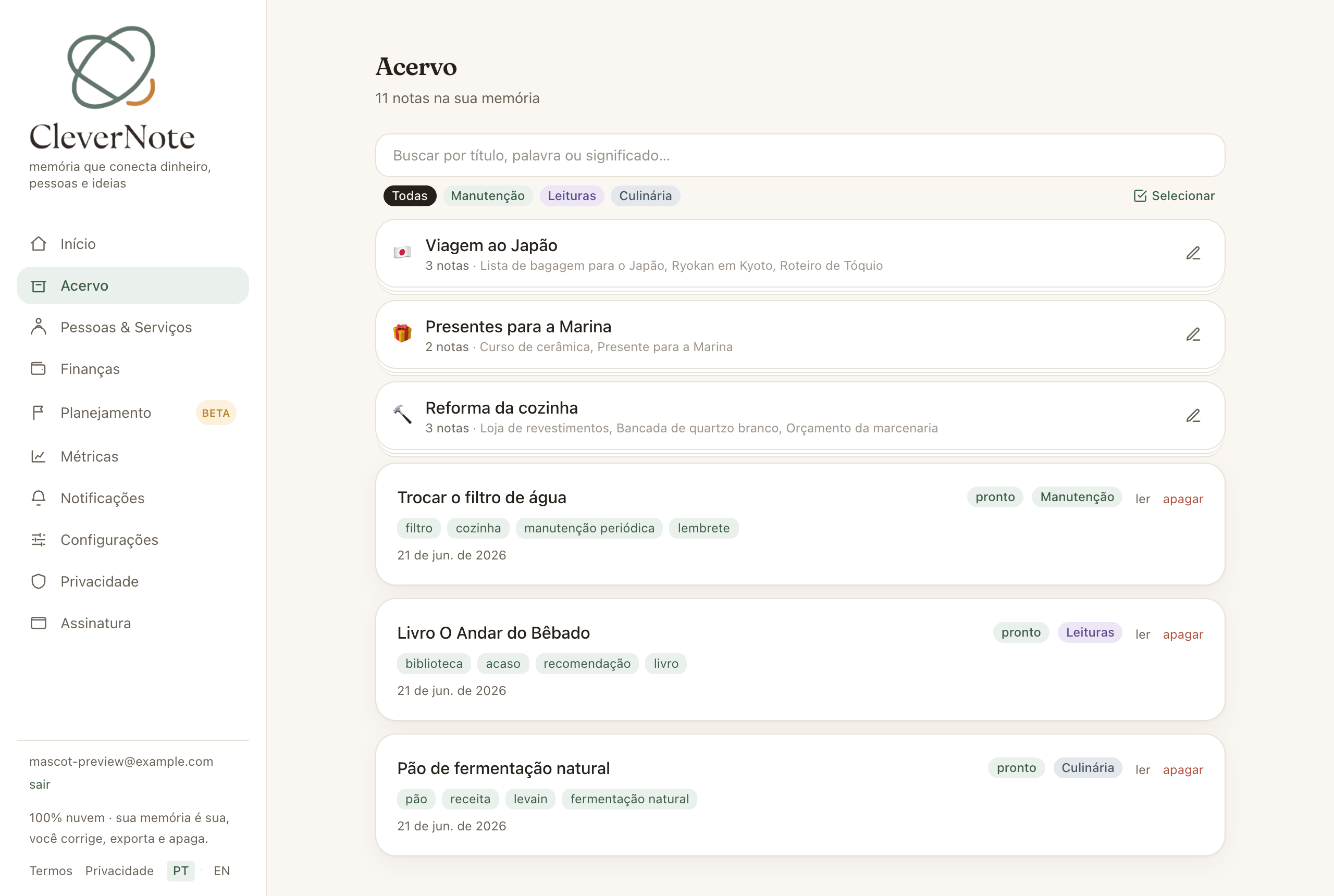 O Acervo do CleverNote com três pilhas no topo (Viagem ao Japão, Presentes para a Marina, Reforma da cozinha) e notas soltas embaixo